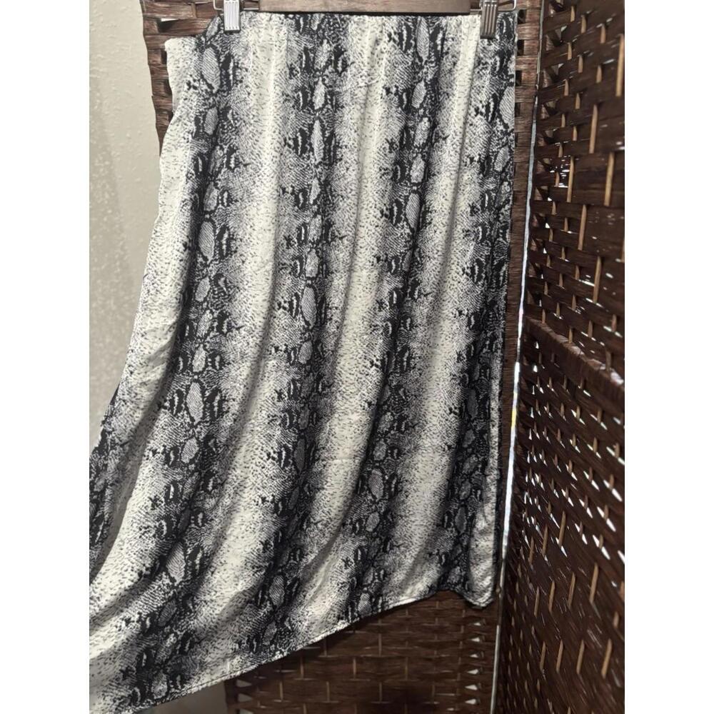 Skirt Size L Elastic Waist flows snakeskin Y2k black gray